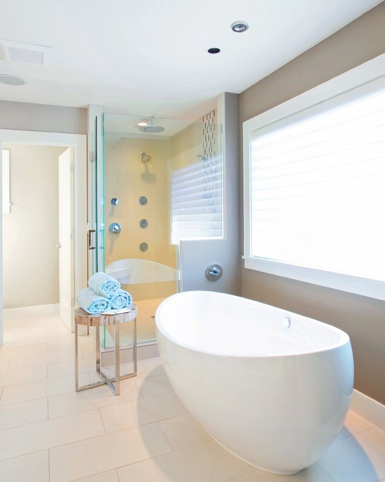 Modern Bathroom with tub