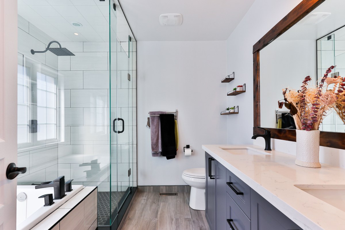 Modern Bathroom with mirror